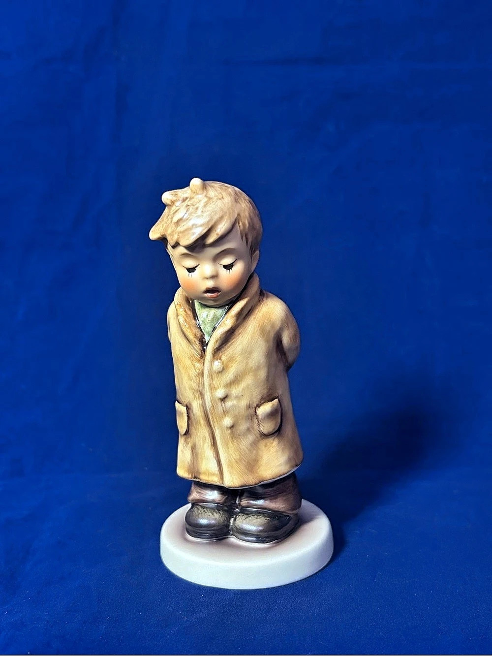 M.I. Hummel Club #1995 “Too Shy To Sing” HUM 845 Porcelain Figurine w/Box
